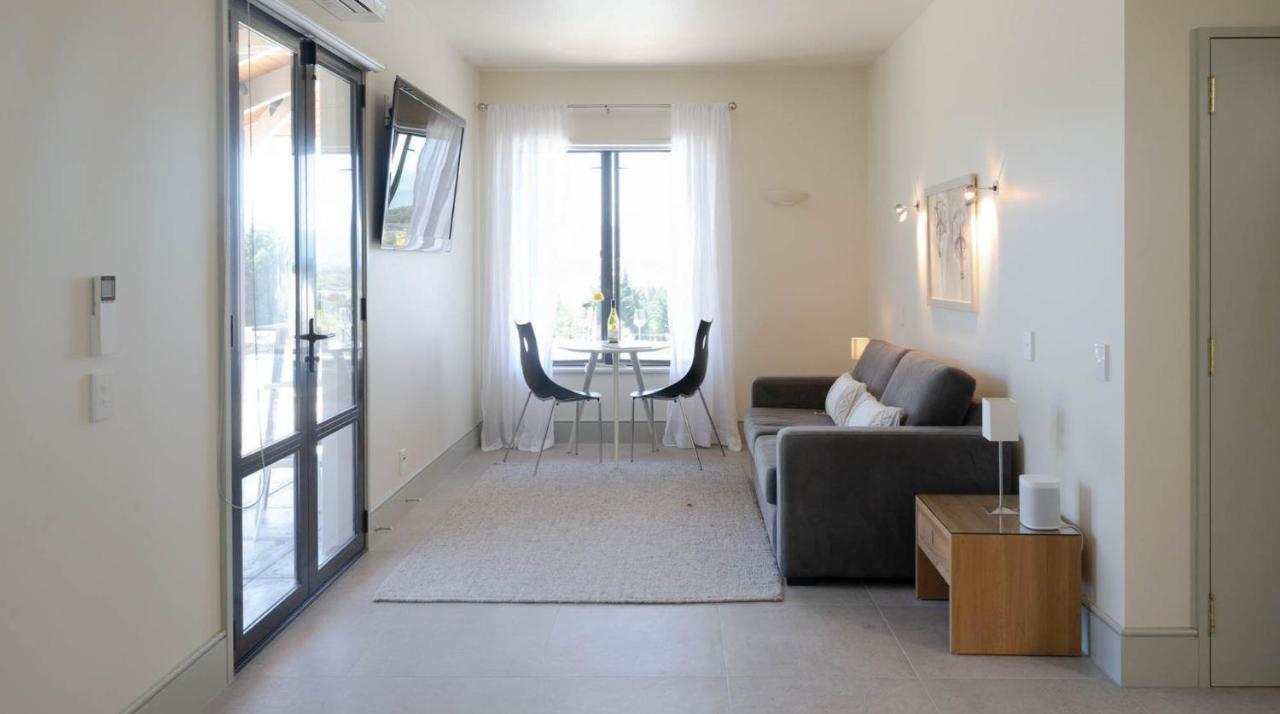 Windhover Suites Tasman Exterior foto